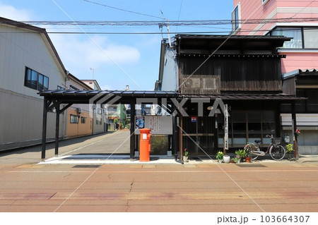 新潟　上越市　丸ポストのある風景（岸波紋章ネーム店前） 103664307
