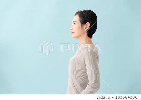女性像横顔 横顔を撮影する女性「AI生成画像」のイラスト素材 [109152695