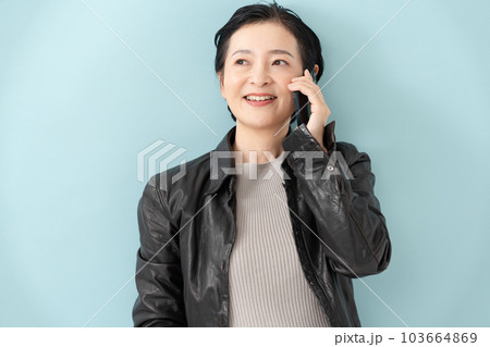 女性ポートレート　カジュアル　電話 103664869