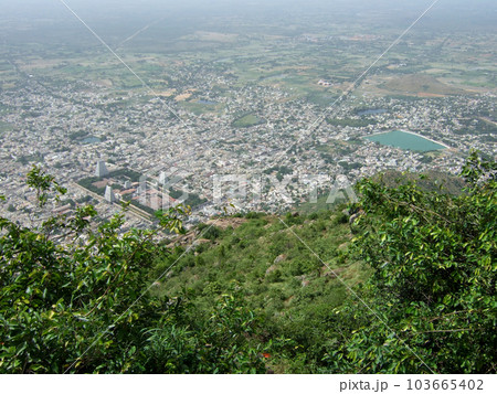 南インド　アルナーチャラ山よりアルナーチャレーシュワラ寺院を望む 103665402