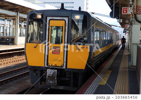 鳥取駅で発車を待つ、スーパーまつかぜ　《鳥取駅》 103665450