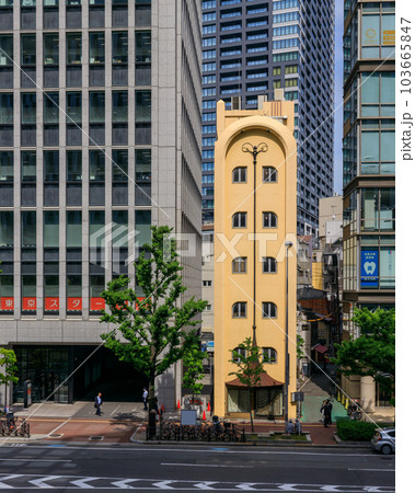 阪神百貨店2階東側外周部歩行者デッキから黄色ビル 2023年5月10日 阪神百貨店2階東側外周部歩行者デッキから黄色ビル 2023年5月10日 103665847