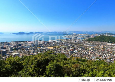 【香川県】晴天の青ノ山展望台から見た瀬戸大橋 103666496