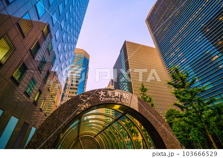 日本の東京都市景観 5類移行から4週間以上…大手町駅出入口C10 などを望む=6月7日 日本の東京都市景観 5類移行から4週間以上…大手町駅出入口C10 などを望む=6月7日 103666529