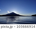山中湖から日の入り後の富士山 103666914