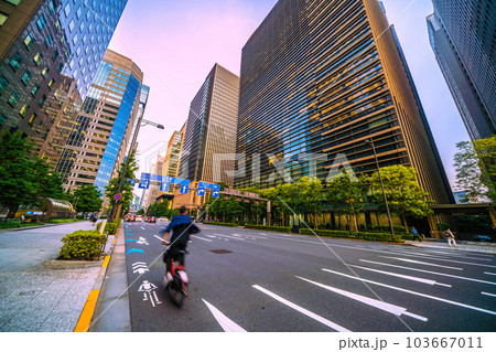 日本の東京都市景観 5類移行から4週間以上…自転車レーン。左に大手町駅出入口C10 ＝6月7日 103667011