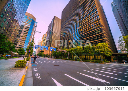 日本の東京都市景観 5類移行から4週間以上…自転車レーン。左に大手町駅出入口C10 ＝6月7日 103667015