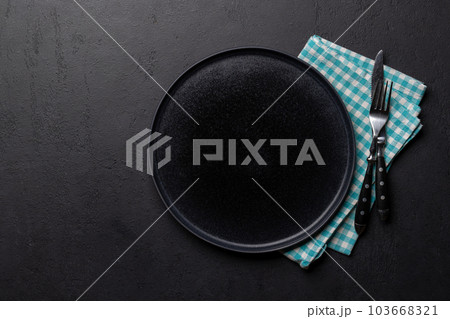 Top-down view of an empty plate and silverware mockup 103668321