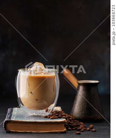 Iced cold brew coffee and freshly roasted coffee beans 103668723