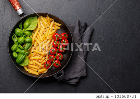 A vibrant representation of the Italian flag made with pasta, basil, and tomatoes 103668731