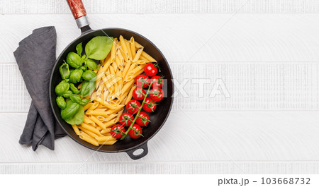A vibrant representation of the Italian flag made with pasta, basil, and tomatoes 103668732