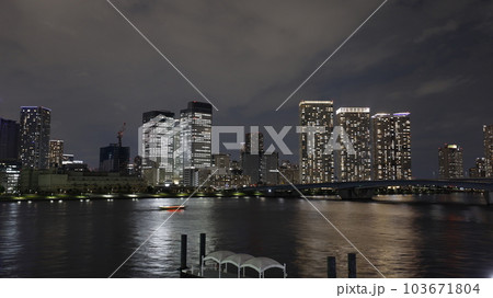 ミチノテラス豊洲から撮影した晴海運河と対岸の高層ビル群の夜景 103671804