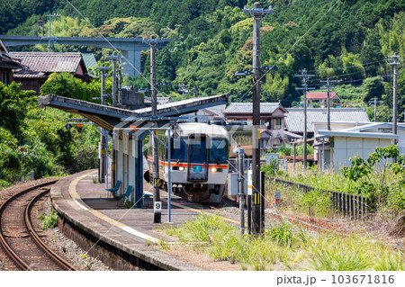 紀勢本線】新鹿駅へ入線する特急南紀3号の写真素材 [103671816] - PIXTA