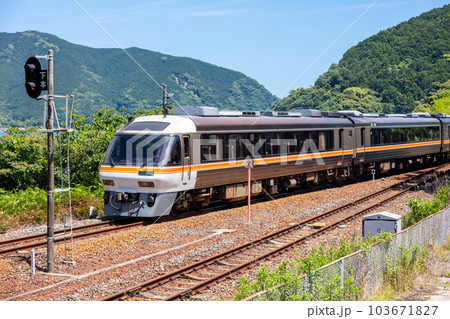 紀勢本線】新鹿駅を通過する特急南紀3号の写真素材 [103671827] - PIXTA