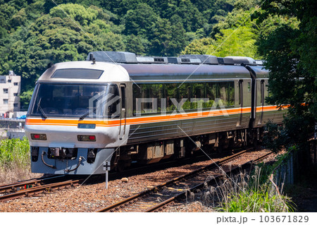 紀勢本線】新鹿駅を通過する特急南紀3号の写真素材 [103671829] - PIXTA