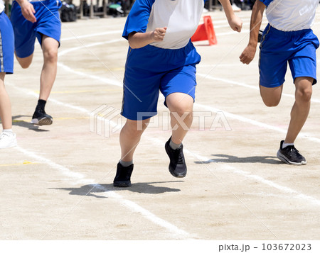 運動会　リレー走 103672023