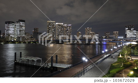 ミチノテラス豊洲で撮影した晴海運河と対岸の高層ビル群の夜景 103672029