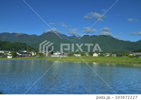 北杜市白州町、田植え待つ水田の水面をさざ波立て渡る風 103672227