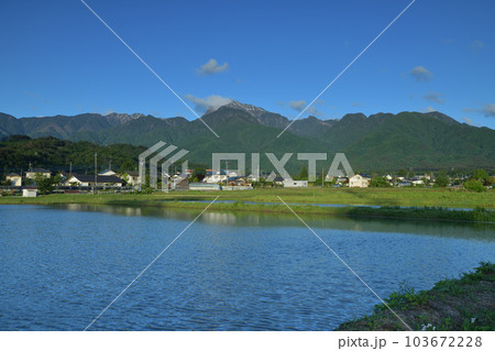北杜市白州町、田植え待つ水田の水面をさざ波立て渡る風 103672228