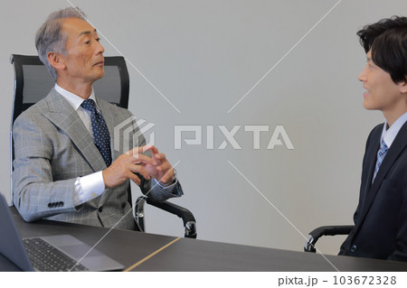エグゼクティブコーチング_社長に対しアドバイスするエグゼクティブコーチ_2 エグゼクティブコーチング_社長に対しアドバイスするエグゼクティブコーチ_2 103672328