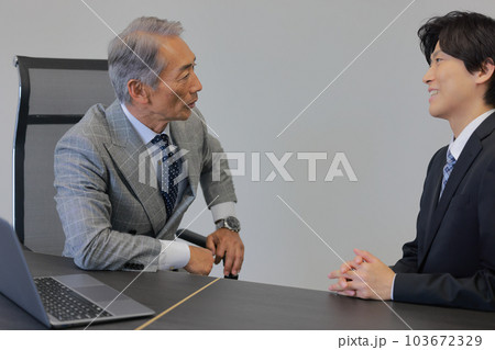 エグゼクティブコーチング_社長に対しアドバイスするエグゼクティブコーチ_3 103672329