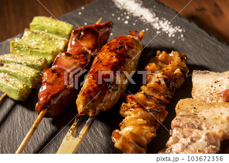 美味しい焼き鳥の盛り合わせ 103672356