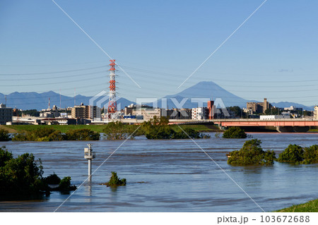 令和元年東日本台風・濁流の荒川と笹目橋 103672688
