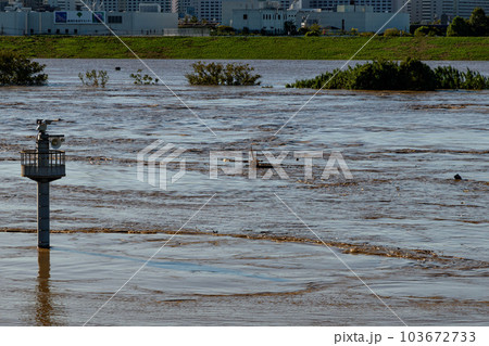 令和元年東日本台風・大雨で増水した荒川 103672733