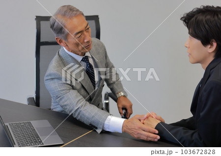 1on1_社長からのコーチングを受ける中間管理職_1 1on1_社長からのコーチングを受ける中間管理職_1 103672828