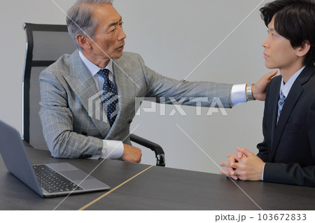 1on1_社長からの厳しいコーチングに顔がこわばる中間管理職_1 1on1_社長からの厳しいコーチングに顔がこわばる中間管理職_1 103672833