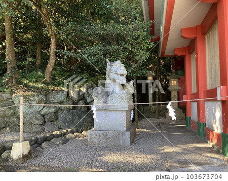 三重県伊勢市の神社、二見興玉神社にある龍の像です。 103673704