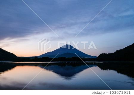 夜明け前の精進湖・富士山 103673911
