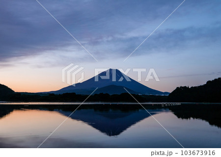 夜明け前の精進湖・富士山 夜明け前の精進湖・富士山 103673916