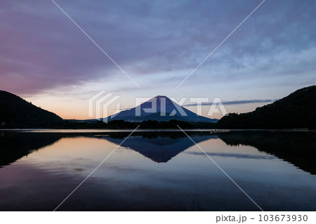 夜明け前の精進湖・富士山 夜明け前の精進湖・富士山 103673930