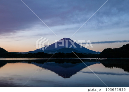 夜明け前の精進湖・富士山 103673936