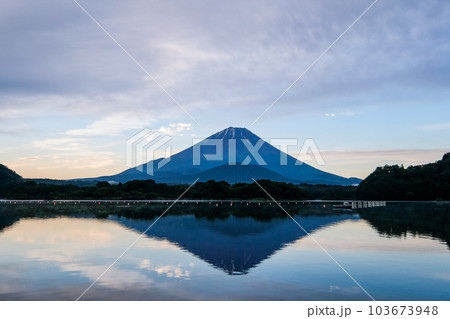 夜明け前の精進湖・富士山 夜明け前の精進湖・富士山 103673948
