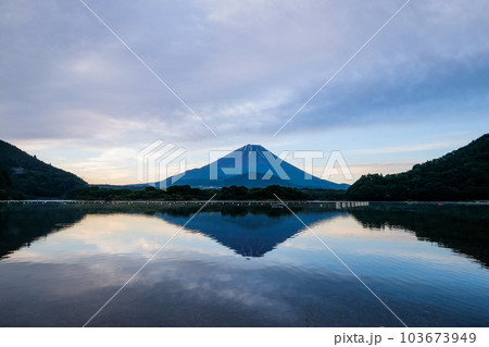 夜明け前の精進湖・富士山 103673949