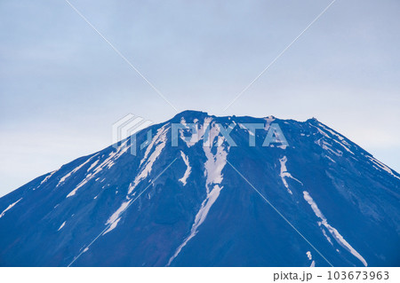 夜明け前の精進湖・富士山 103673963