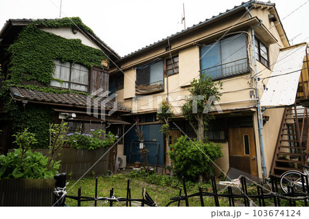 日本の古い住宅/庭付き二階建一軒家/蔦の絡まった古い家/鬱蒼とした昭和建築/アパート付き/一戸建て/ 日本の古い住宅/庭付き二階建一軒家/蔦の絡まった古い家/鬱蒼とした昭和建築/アパート付き/一戸建て/ 103674124