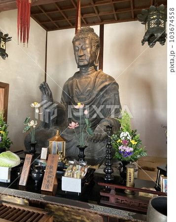 奈良県飛鳥のお寺、飛鳥寺にある日本最古級の仏像、釈迦如来座像(飛鳥大仏)です。 奈良県飛鳥のお寺、飛鳥寺にある日本最古級の仏像、釈迦如来座像(飛鳥大仏)です。 103674558