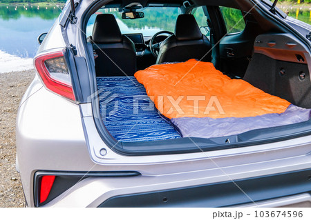 大自然の中で車中泊　寝袋 103674596