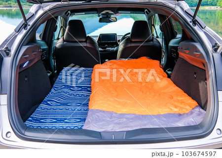 大自然の中で車中泊　寝袋 103674597