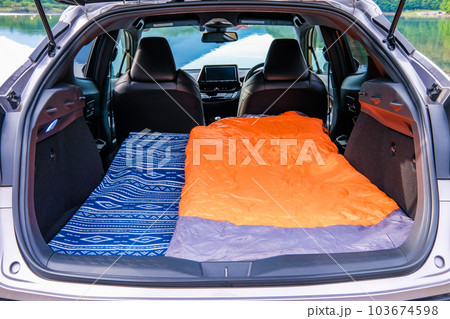 大自然の中で車中泊 寝袋 大自然の中で車中泊 寝袋 103674598