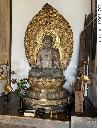 奈良県飛鳥のお寺、飛鳥寺にある金色の阿弥陀如来像です。 奈良県飛鳥のお寺、飛鳥寺にある金色の阿弥陀如来像です。 103674708