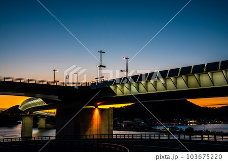 牛深ハイヤ大橋の日没後 【熊本県天草市牛深】 牛深ハイヤ大橋の日没後 【熊本県天草市牛深】 103675220
