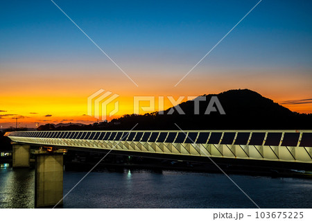 牛深ハイヤ大橋の日没後　【熊本県天草市牛深】 103675225