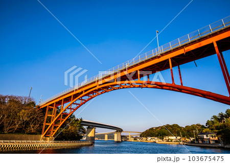 牛深ハイヤ大橋の夕陽　【熊本県天草市牛深】 103675475