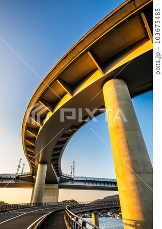 牛深ハイヤ大橋の夕陽 【熊本県天草市牛深】 牛深ハイヤ大橋の夕陽 【熊本県天草市牛深】 103675485