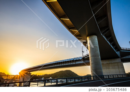 牛深ハイヤ大橋の夕陽 【熊本県天草市牛深】 牛深ハイヤ大橋の夕陽 【熊本県天草市牛深】 103675486