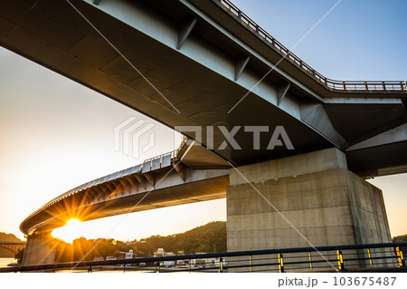 牛深ハイヤ大橋の夕陽　【熊本県天草市牛深】 103675487